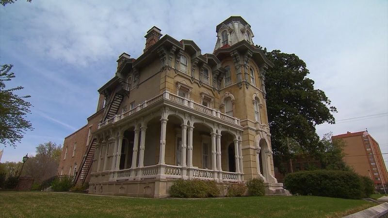 11 Abandoned Mansions Across The USA That Time Forgot - Decor Hint James Lee House – Memphis, Tennessee