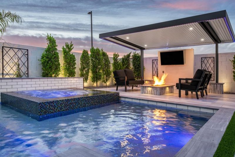 8 Stylish Arizona Courtyards That Keep Their Cool In Every Season - Decor Hint Poolside Courtyard Paradise