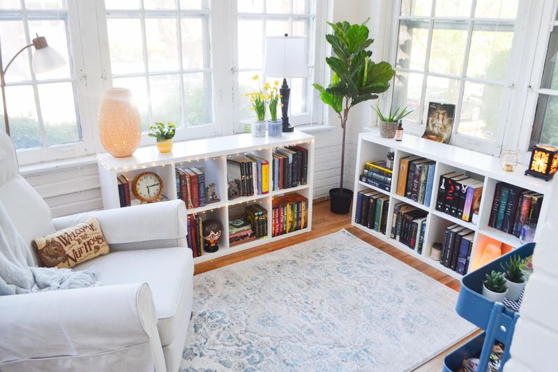 8 Seattle Home Corners Where Books Meet Beautiful Seating - Decor Hint Sunroom Sanctuary