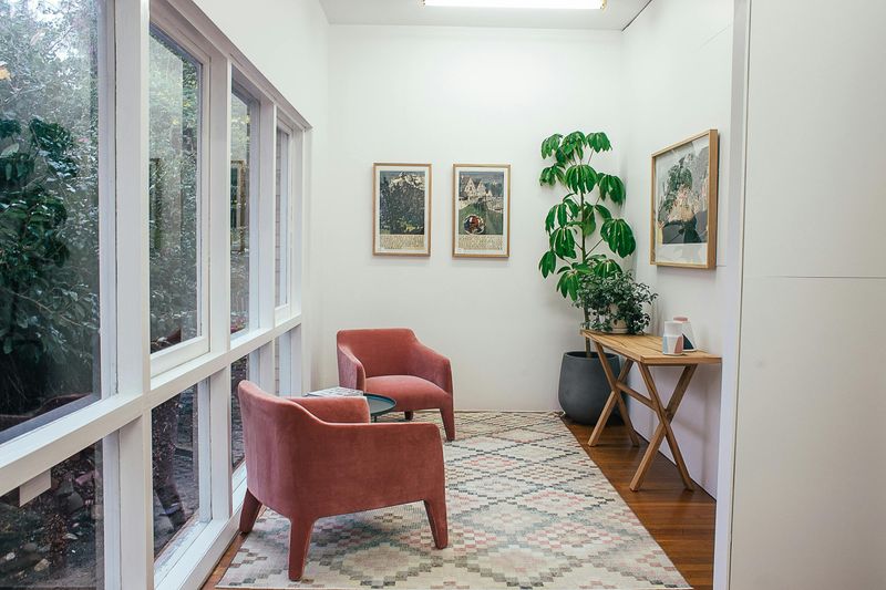 21 Simple Ways To Make Your Home Feel Cozier - Decor Hint Hang Meaningful Artwork And Photos
