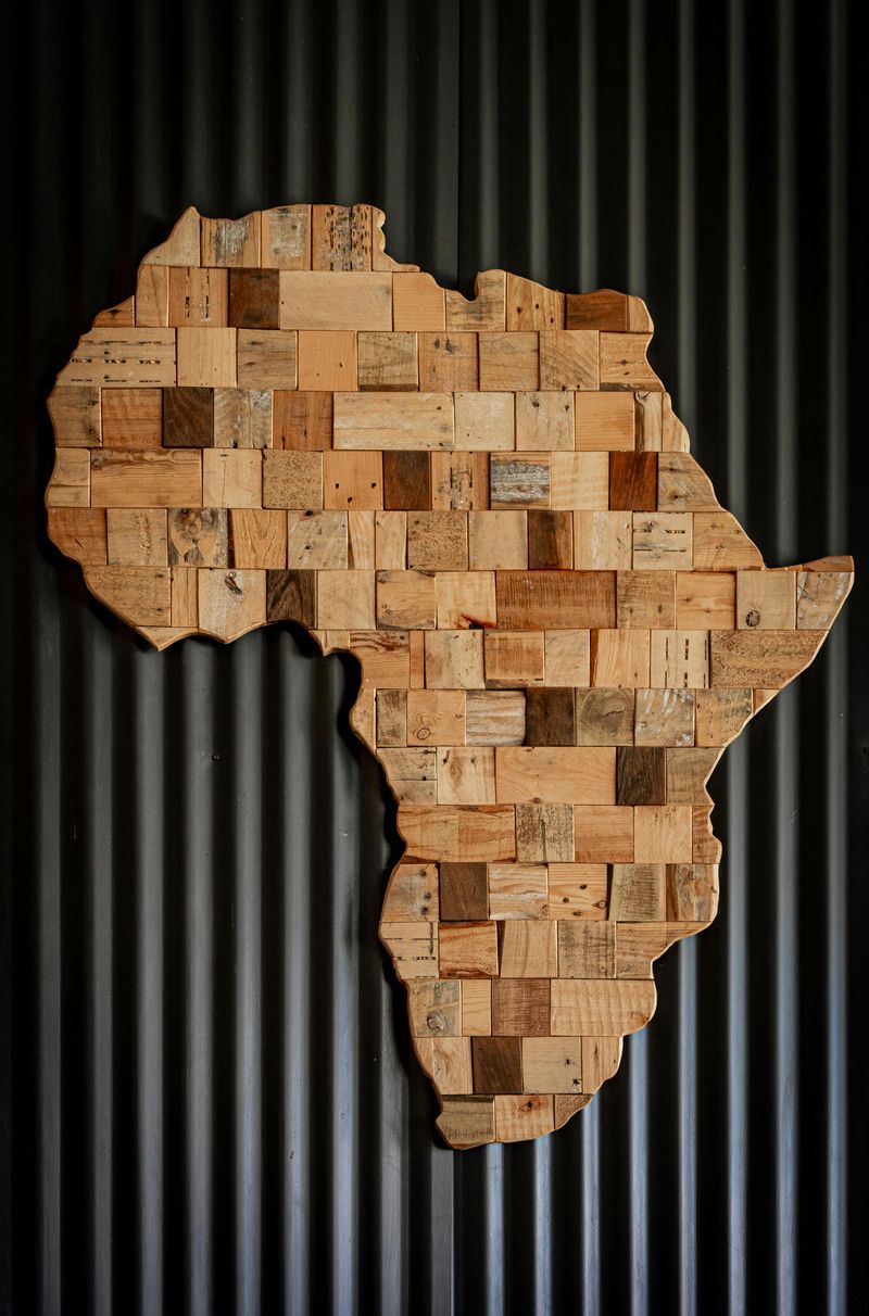 16 Ways You Can Incorporate Bold Industrial Style In Your Home - Decor Hint Use Reclaimed Wood Liberally