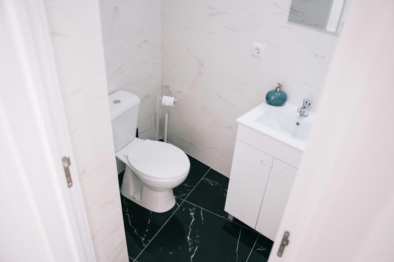 Small Bathroom Designs That Might Create A Roomier Feeling - Decor Hint Use Consistent Flooring