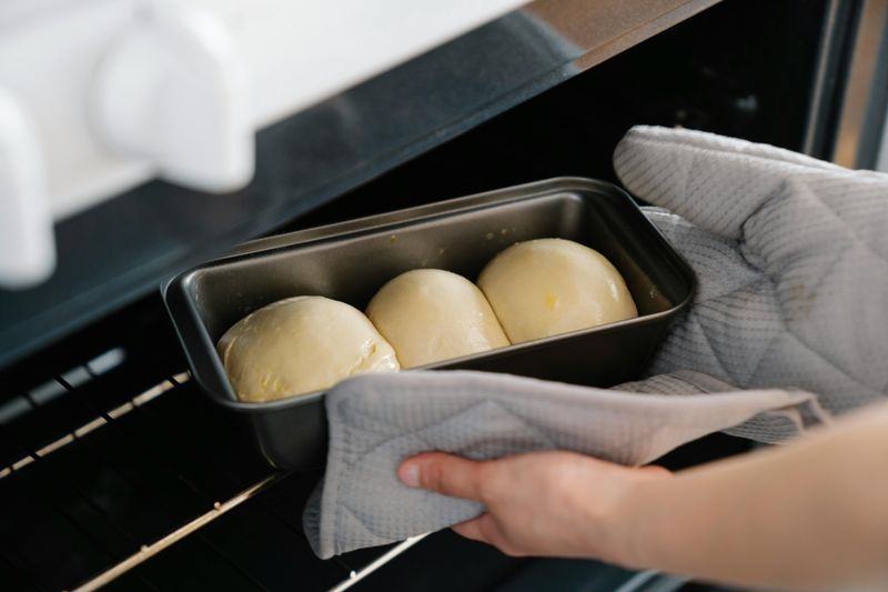 Use Oven Mitts, Not Dish Towels