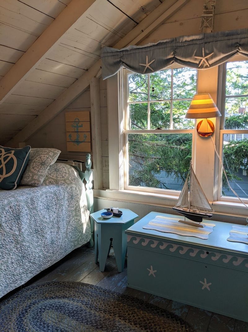 12 Maine Bedrooms That Could Remind You Of Salt Air - Decor Hint Rockland Bedroom – Lobster Boat Chic