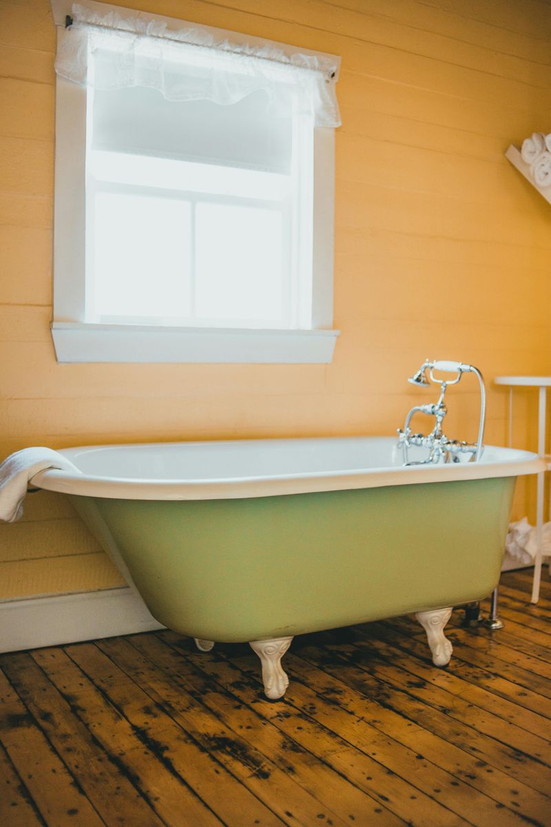 The Once-Hated Paint Color That's Gaining Popularity Again - Decor Hint Bathroom Furniture That Refreshes