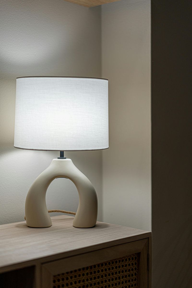 6 Factors That Could Give Your Living Room A Bare Appearance - Decor Hint Limited Lighting Sources