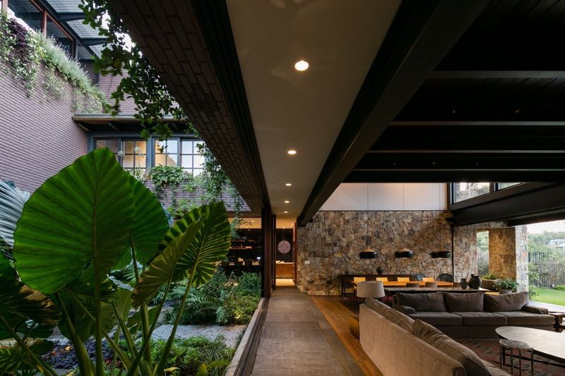 9 Hawaii Coastal Homes With Breezy Island Charm - Decor Hint Open-Air Bungalow With Indoor Garden