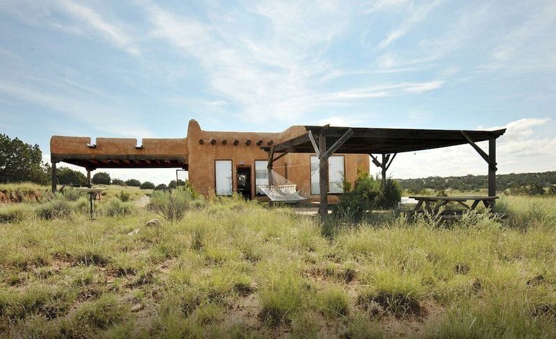 12 New Mexico Pueblo-Style Homes Straight Out Of A Storybook - Decor Hint Desert Tranquility House