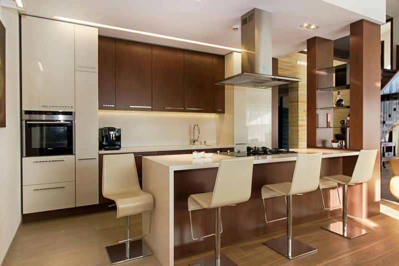 19 Interior Ideas Likely To Become Popular In Living Rooms Soon - Decor Hint Mixed-metal accents in lighting and hardware