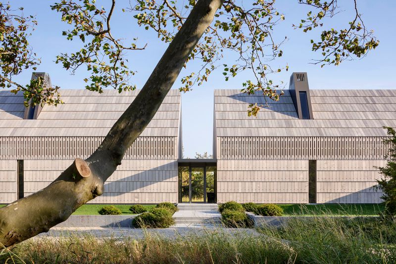9 Design Features That Make This East Hampton House A Seamless Indoor-Outdoor Haven In New York - Decor Hint Covered Outdoor Kitchen