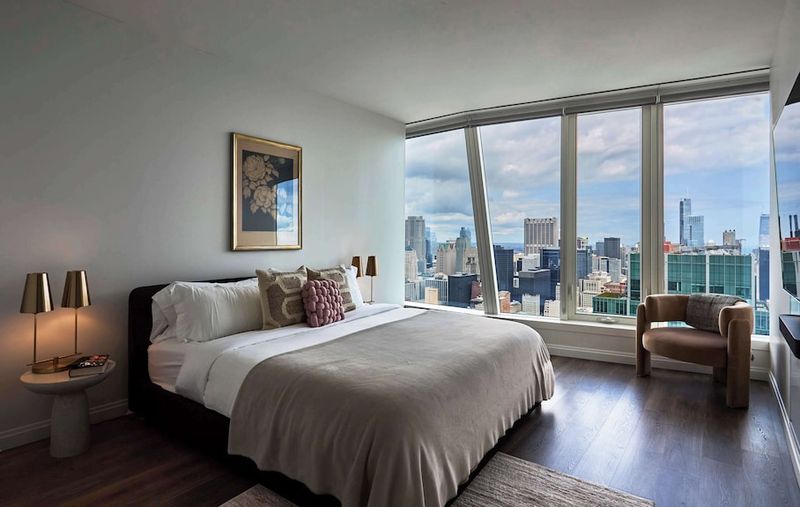 South Loop Loft – Minimalist Sanctuary with Lake Views