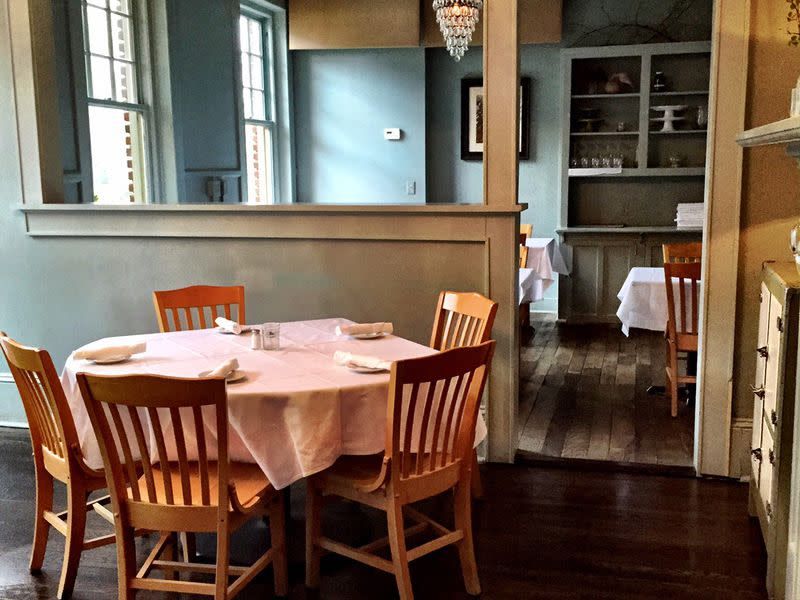 10 Southern-Chic Dining Rooms In Georgia You'll Love Forever - Decor Hint Athens' Academic Charm