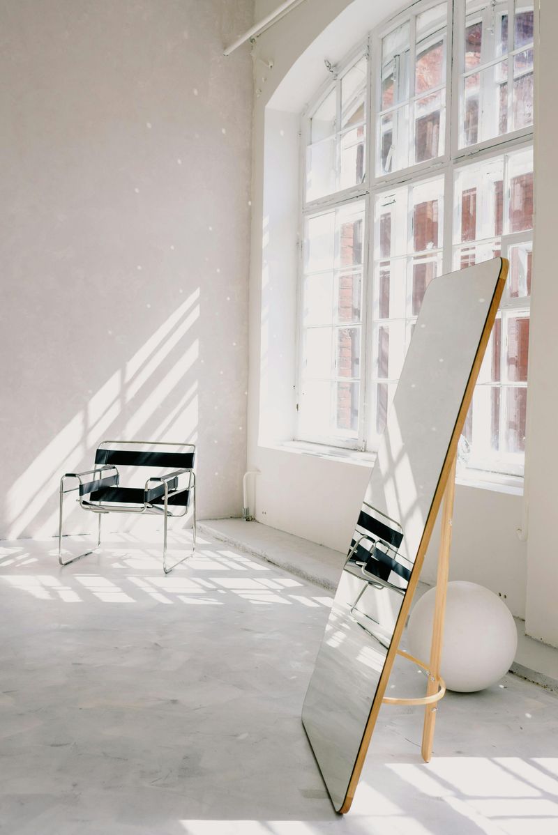 17 Simple Minimalist Bedroom Designs Focused On Calm And Simplicity - Decor Hint Mirror Placement For Light