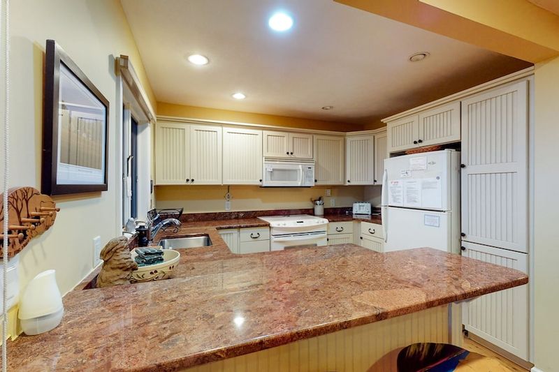 10 Kitchens In Michigan Lake Homes That Might Make The View The Star - Decor Hint Glen Arbor Waterfront Kitchen