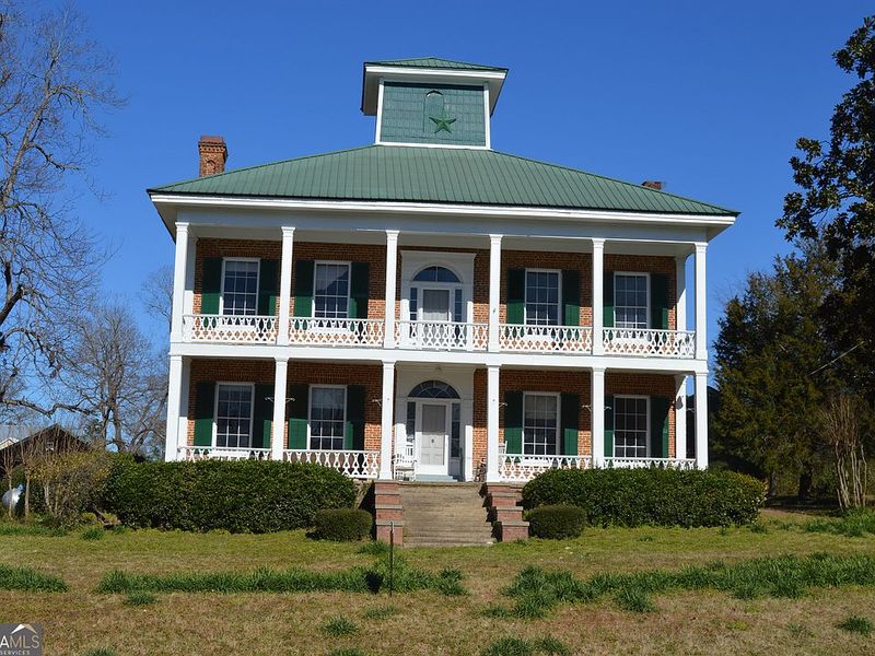 10 Georgia Bungalows With Interiors That Still Shine - Decor Hint Sparta's 170-Year-Old Linton Road Survivor