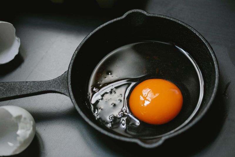 16 Things That Are Quietly Disappearing From American Kitchens - Decor Hint Cast Iron Skillets