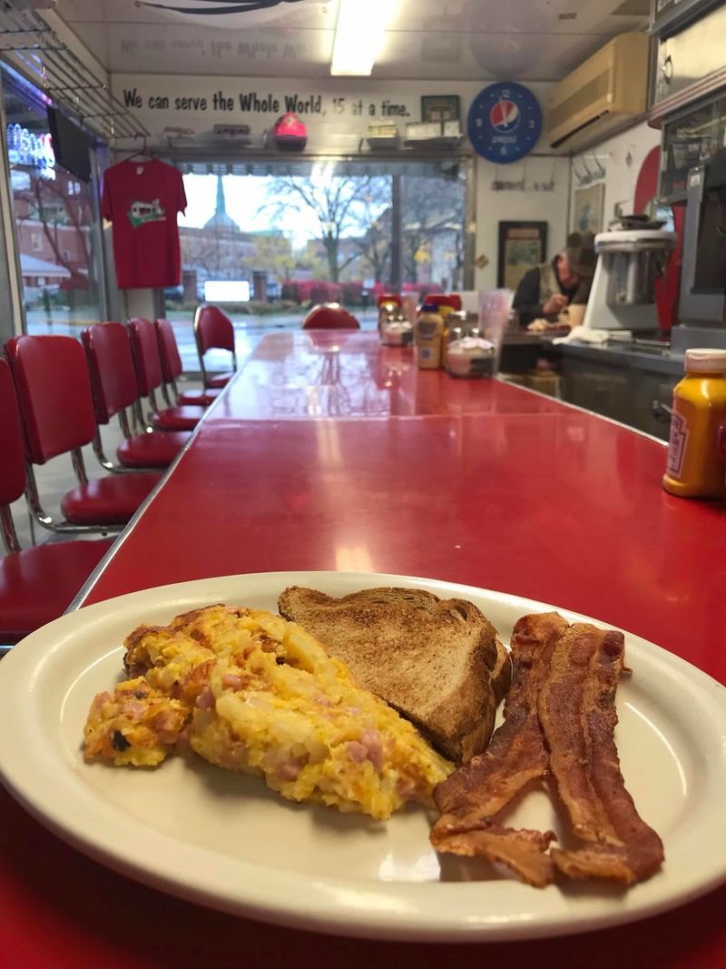 11 Mom-And-Pop Diners In Indiana That Always Hit The Spot - Decor Hint Cindy’s Diner (Fort Wayne, IN)