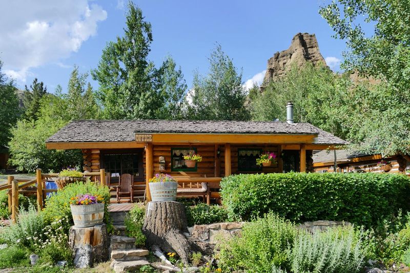 10 Wyoming Rustic Cabins With Views To Match Their Charm - Decor Hint Elephant Head Lodge - Yellowstone's Eastern Gateway