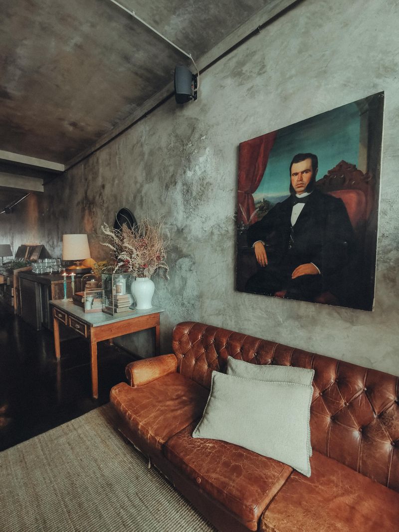 9 Retro Furniture Items That May Bring Nostalgia To Anyone Older Than 25 - Decor Hint Vintage Leather Sofas