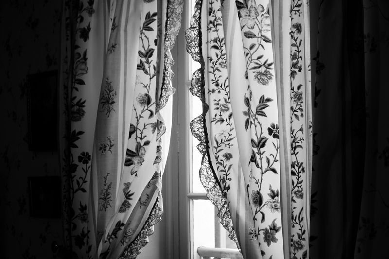 7 Chic Indoor Halloween Decorations That Skip The Tacky Look - Decor Hint Black Lace Drapes