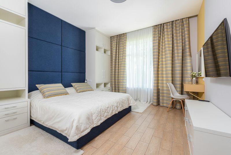 12 Interior Trends That May Sacrifice Comfort For Style - Decor Hint Hard, Polished Flooring Over Plush Carpets
