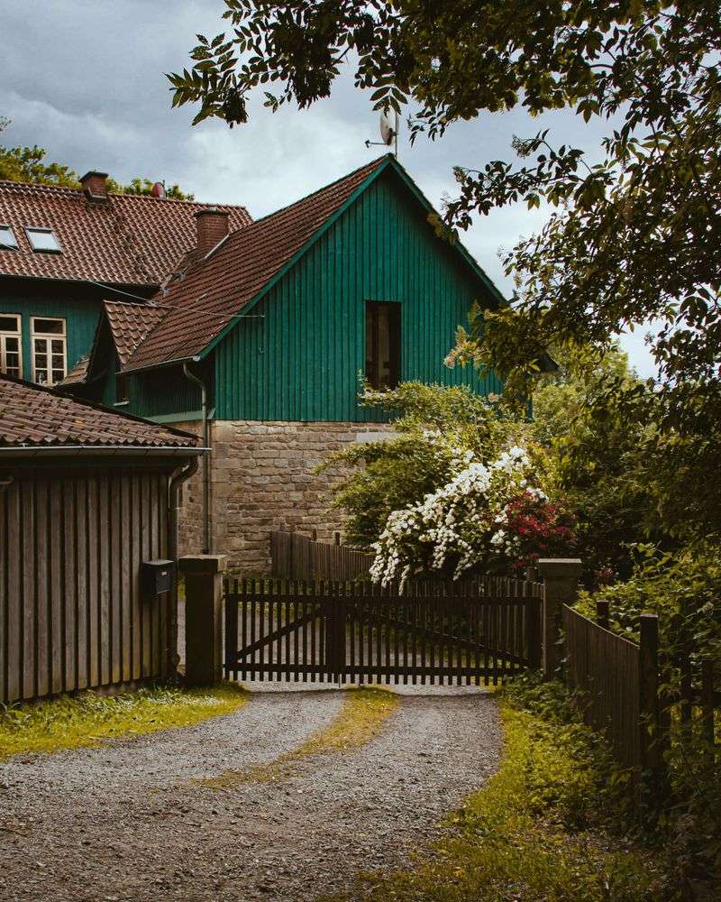 Rustic Country-Style Driveway Accents
