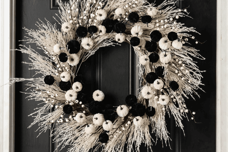 Black-And-White Coastal Wreaths With Pearls