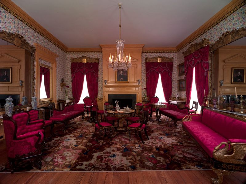 Hampton's Neoclassical Entertaining Space