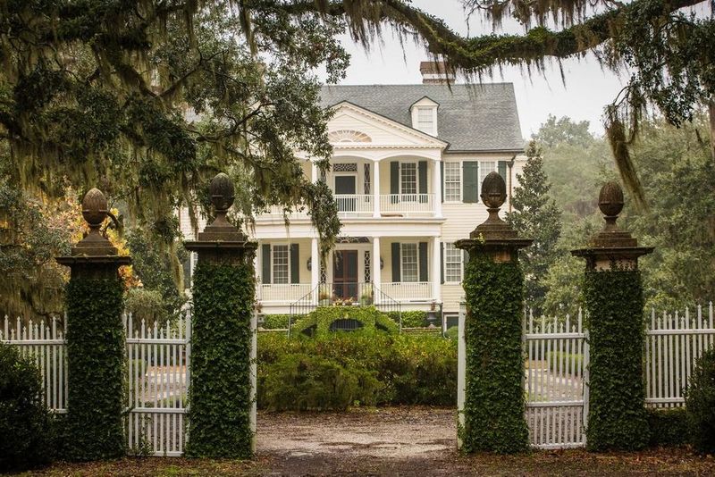 12 Homes Along South Carolina's Coast That Could Feel Classically Southern - Decor Hint Edisto Island Plantation Home – Rural Coastal Grandeur