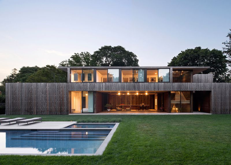 9 Design Features That Make This East Hampton House A Seamless Indoor-Outdoor Haven In New York - Decor Hint Natural Material Continuity