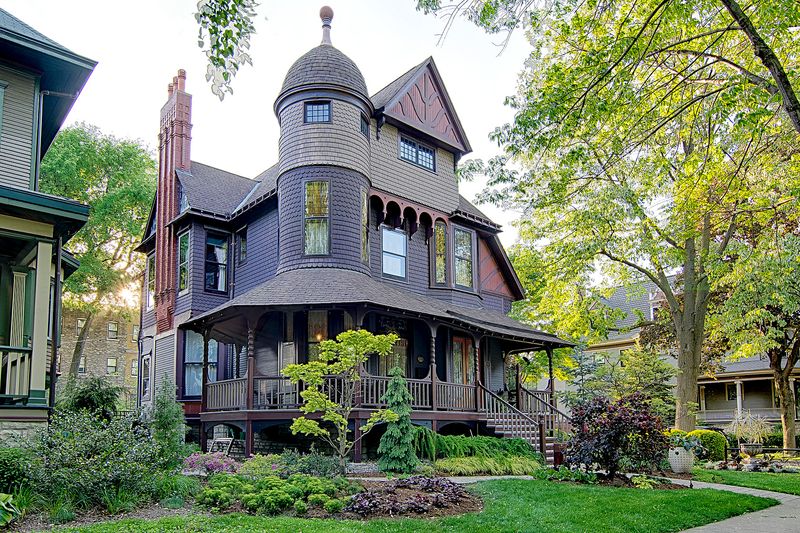 7 Suburban Illinois Homes Perfectly Blending Classic Charm & Modern Style - Decor Hint Oak Park Victorian With Contemporary Extension