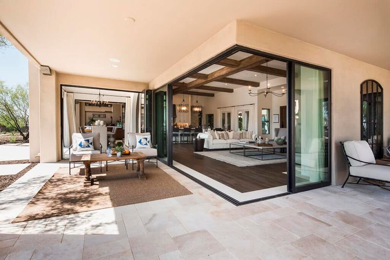 8 Stylish Arizona Courtyards That Keep Their Cool In Every Season - Decor Hint Indoor-Outdoor Living Room