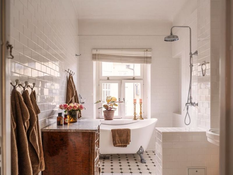 Clawfoot Tubs And Freestanding Soaking Options