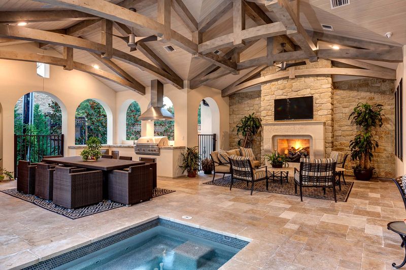 8 Kentucky Log Cabins With Fireplaces That Steal The Spotlight - Decor Hint Hot Tub And Wood-Burning Warmth