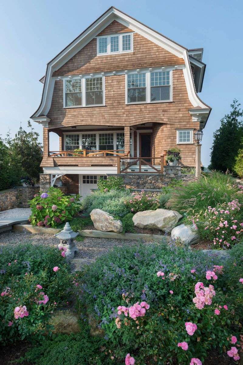 Narragansett's Curve-Roofed Wonder