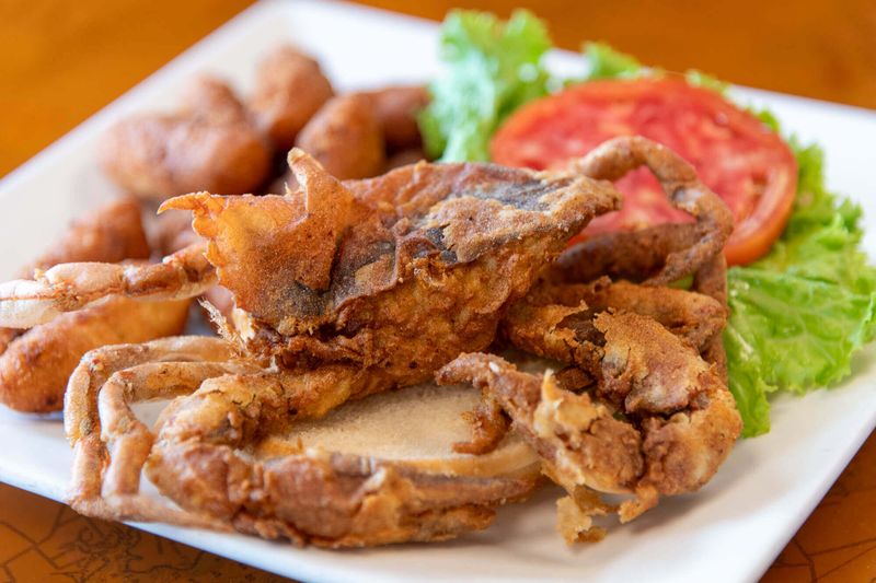 Cantler's Tavern – Rustic Charm with Waterside Crab Picking