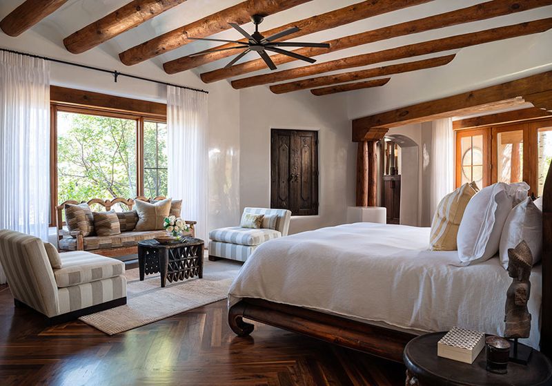 8 Nevada Desert Bedrooms With Breezy Minimalist Style - Decor Hint Warm Neutral Bedroom In A Las Vegas Adobe