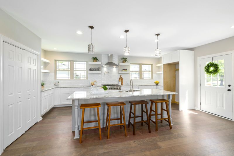 9 HGTV Trends That May Not Work Well In Everyday Homes - Decor Hint Massive Kitchen Islands