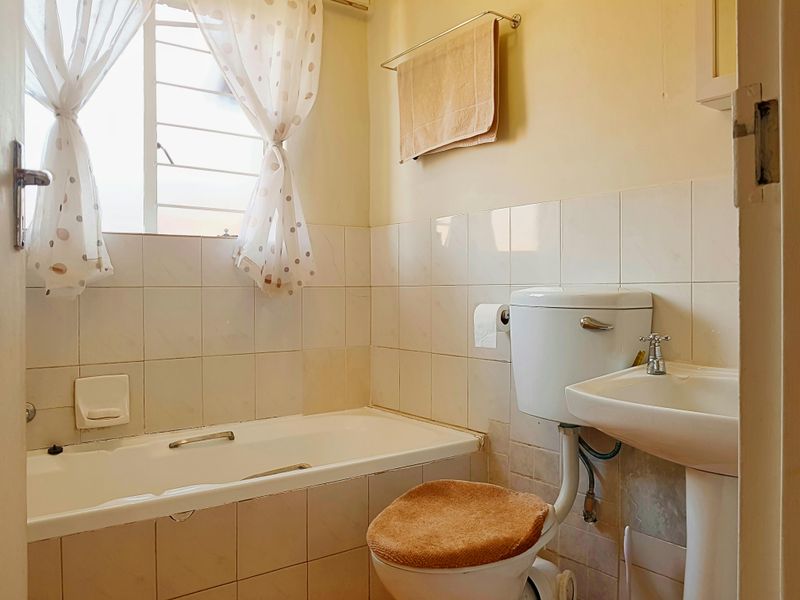 Small Bathroom Designs That Might Create A Roomier Feeling - Decor Hint Keep Window Treatments Minimal
