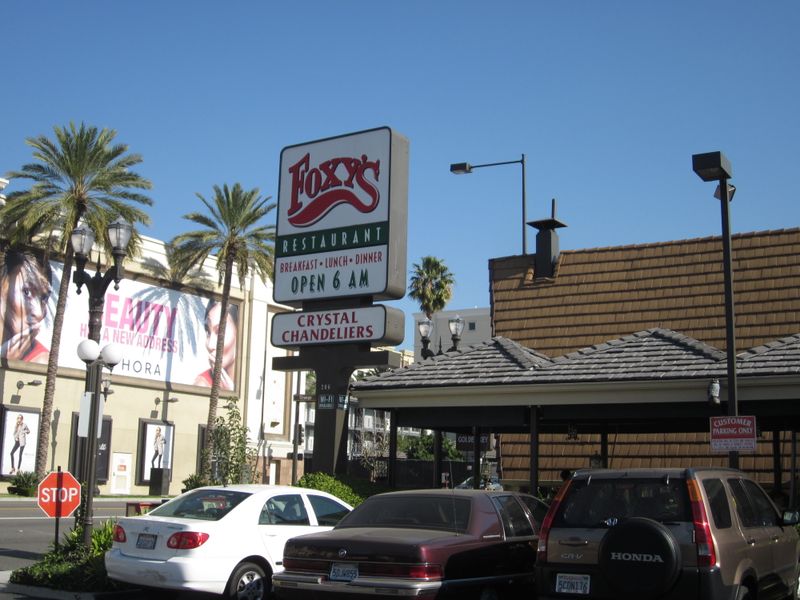 16 California Drive-Ins Where Classic Carhop Charm Still Thrives - Decor Hint Foxy's Restaurant In Glendale