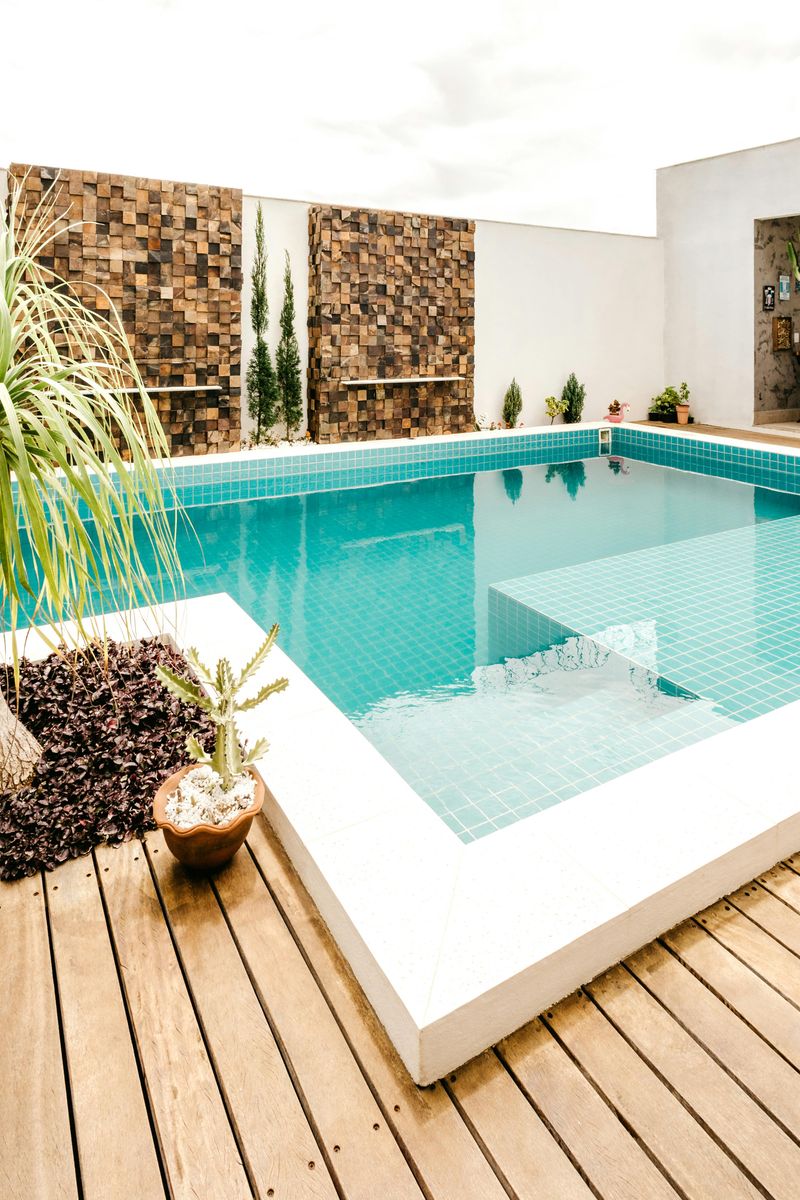 Poolside Paradise Accents