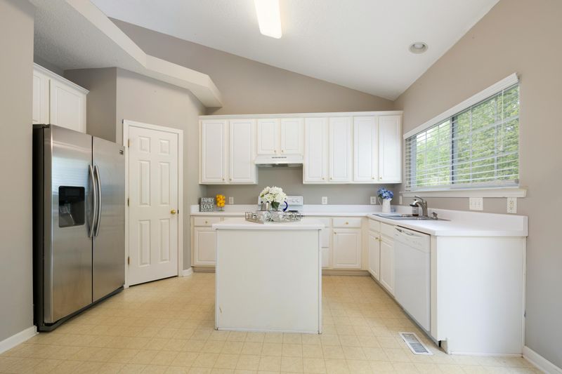 7 Kitchen Design Choices You May Regret Over Time - Decor Hint Neglecting Ventilation And Airflow