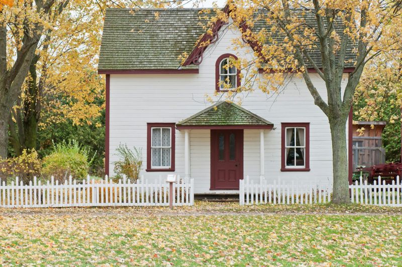 Yard Features That Could Negatively Affect A Home's Appearance - Decor Hint Broken or Mismatched Fencing