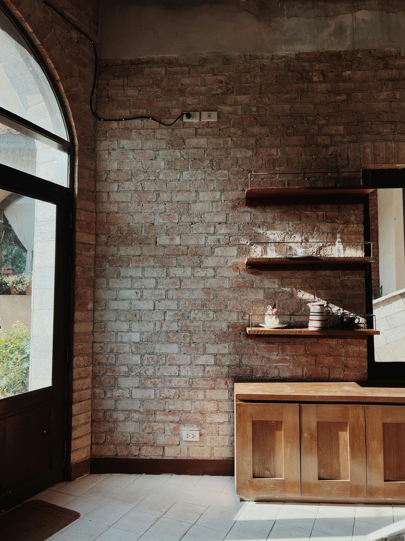 12 Interior Trends That May Sacrifice Comfort For Style - Decor Hint Exposed Shelving With Sharp Edges