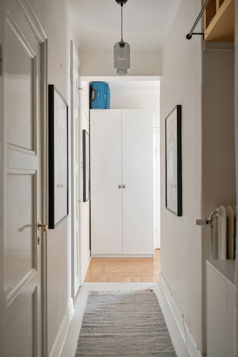 7 Things You Should Never Keep In A Small Entryway - Decor Hint Large Framed Art
