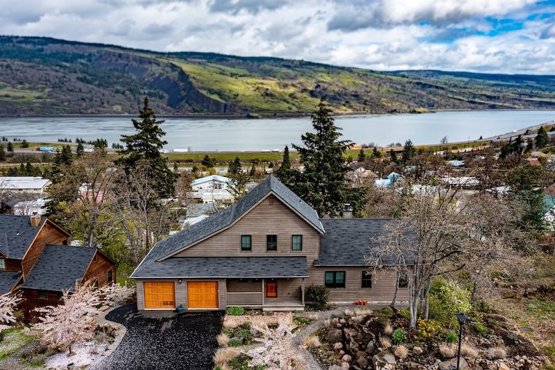7 Charming Cottage Homes To Fall In Love With In Oregon - Decor Hint Columbia River Gorge Craftsman