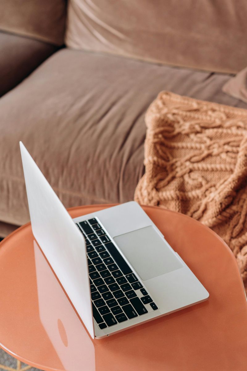 13 Practical Colors To Consider For Refreshing Your Living Room - Decor Hint Energetic Coral