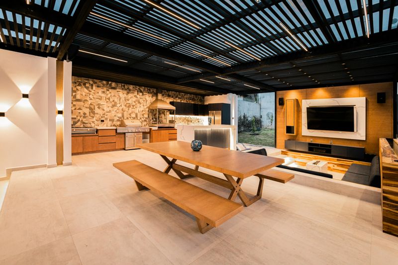 Outdoor Kitchens And Dining Spaces