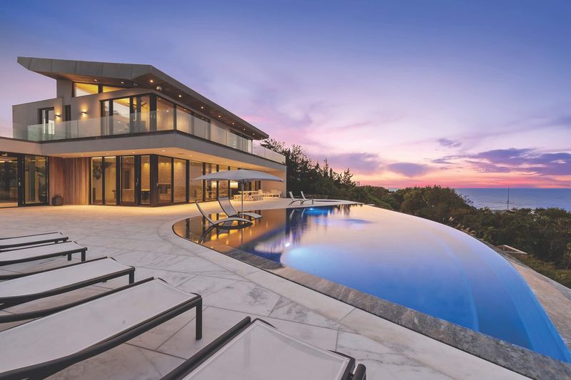 9 Design Features That Make This East Hampton House A Seamless Indoor-Outdoor Haven In New York - Decor Hint Landscape-Integrated Water Features