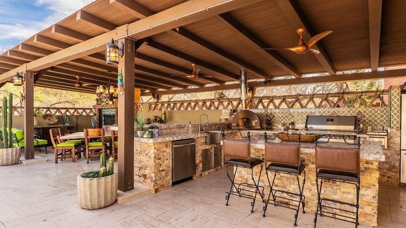 8 Stylish Arizona Courtyards That Keep Their Cool In Every Season - Decor Hint Rustic Ranch-Style Entertainment Hub